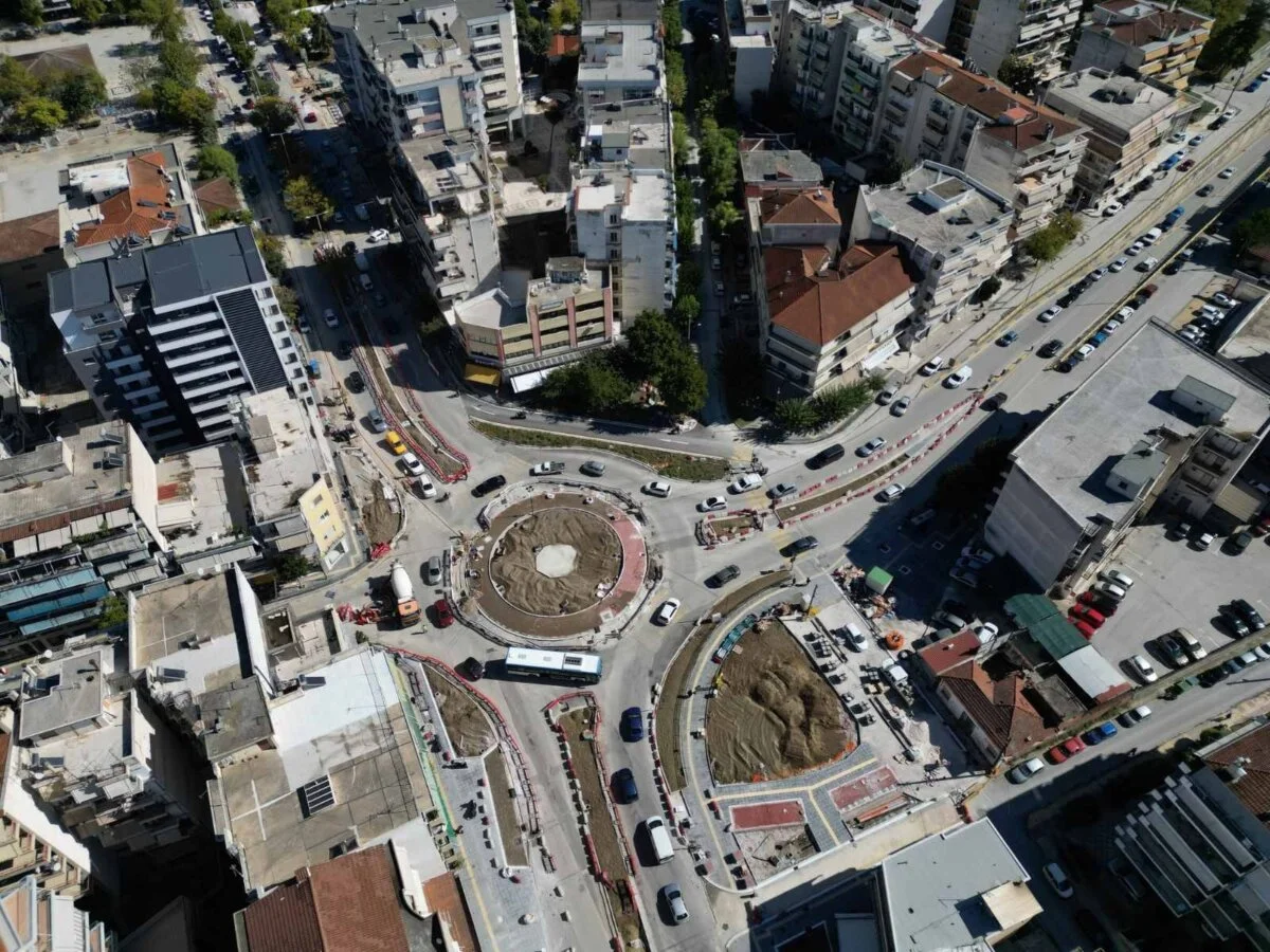 Πανοραμική άποψη του κυκλικού κόμβου στη συμβολή των οδών Παναγούλη-Ηρ.Πολυτεχνείου-Φαρσάλων μετά τις εργασίες σχηματοποίησης.
