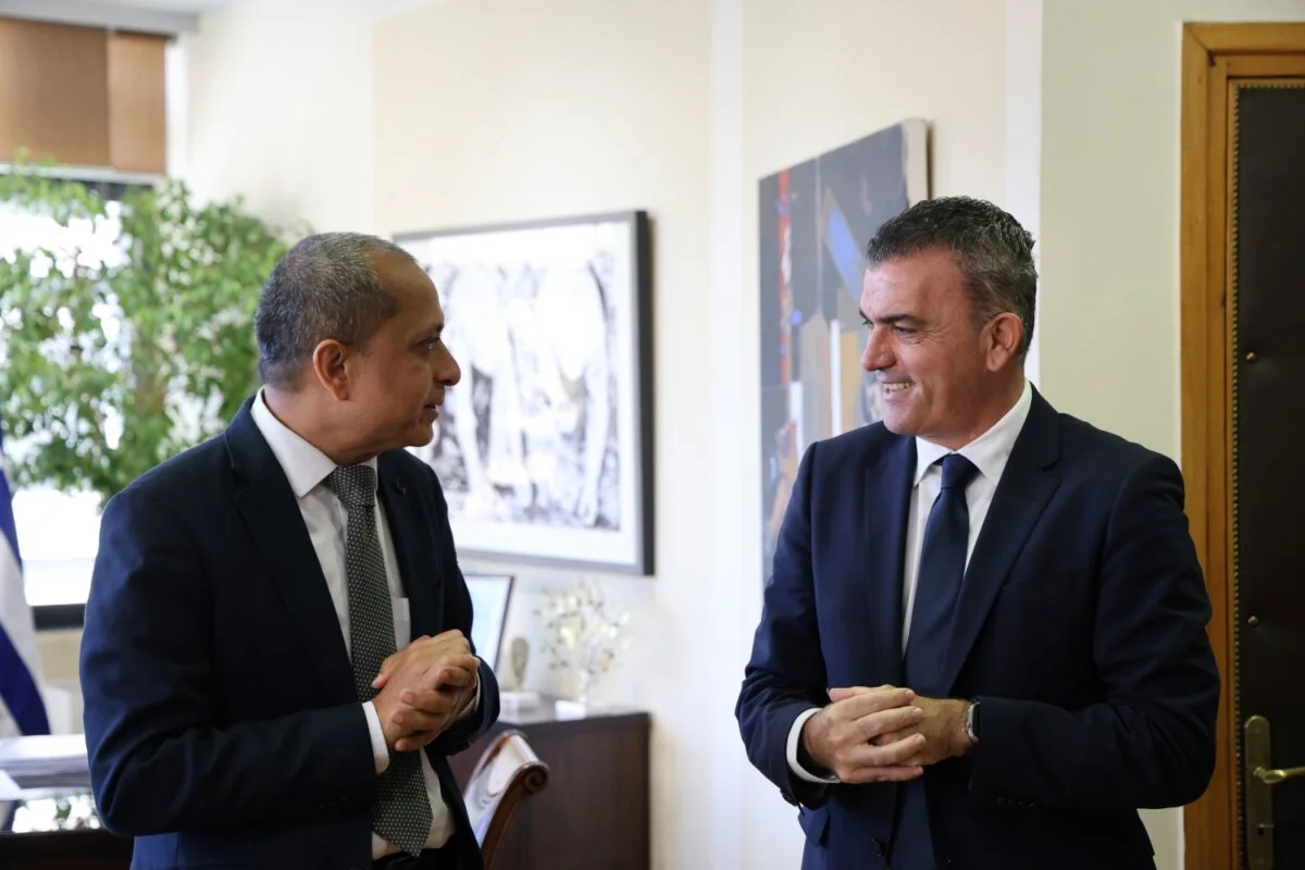 Στιγμιότυπο από την συνάντηση του Δημάρχου Λαρισαίων, Θ. Μαμάκου με τον πρέσβη της Δημοκρατίας της Ινδίας, κ. Ravi Shankar.