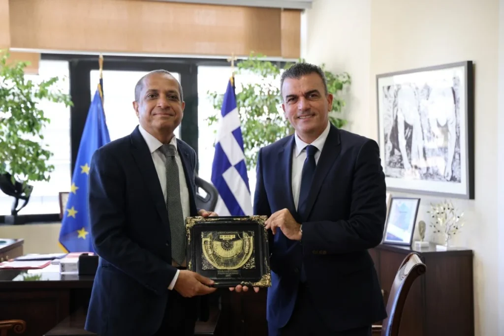 Στιγμιότυπο από την συνάντηση του Δημάρχου Λαρισαίων, Θ. Μαμάκου με τον πρέσβη της Δημοκρατίας της Ινδίας, κ. Ravi Shankar.