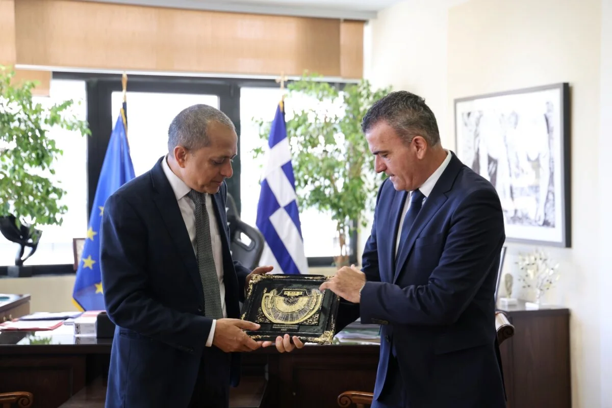 Στιγμιότυπο από την συνάντηση του Δημάρχου Λαρισαίων, Θ. Μαμάκου με τον πρέσβη της Δημοκρατίας της Ινδίας, κ. Ravi Shankar.