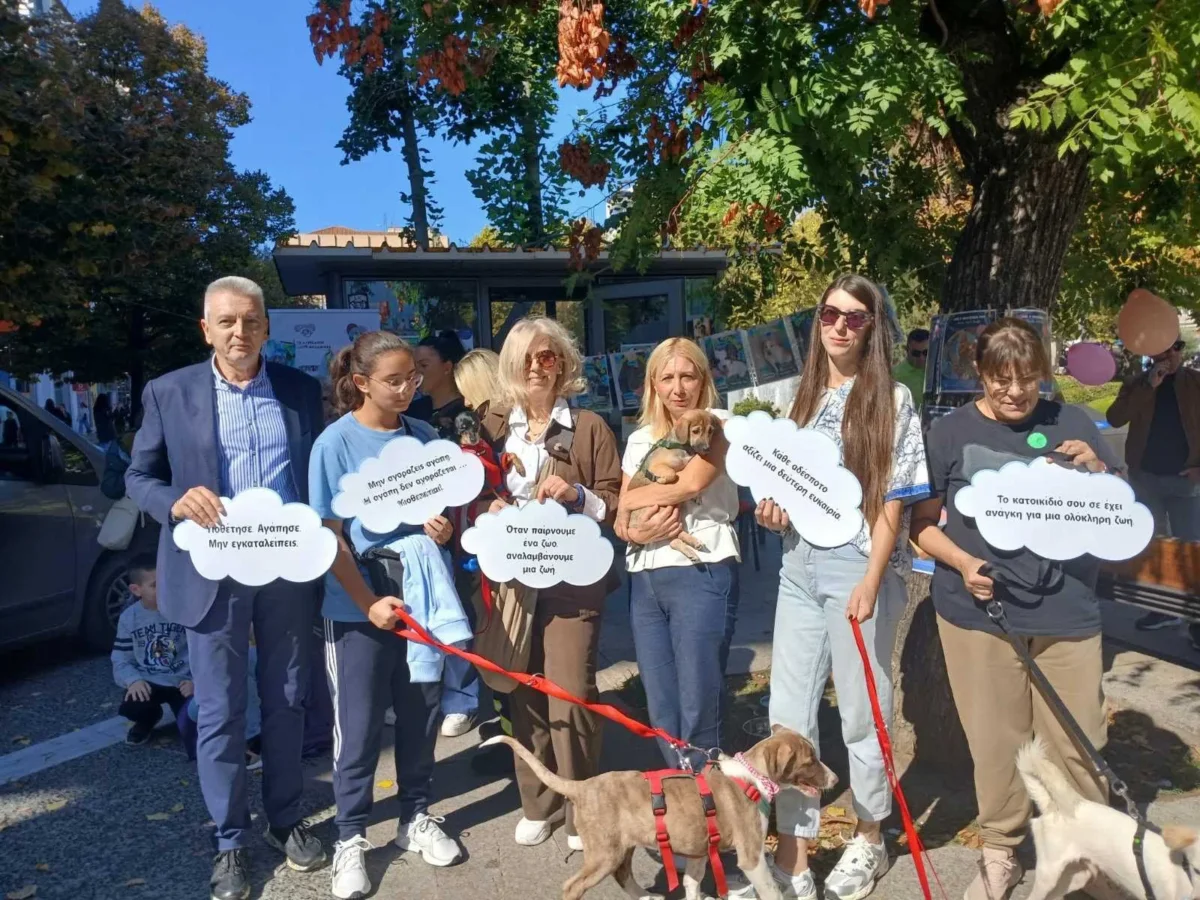 Στιγμιότυπο από την δράση ευαισθητοποίησης στην Κεντρική Πλατεία με αφορμή την Παγκόσμια Ημέρα Ζώων.