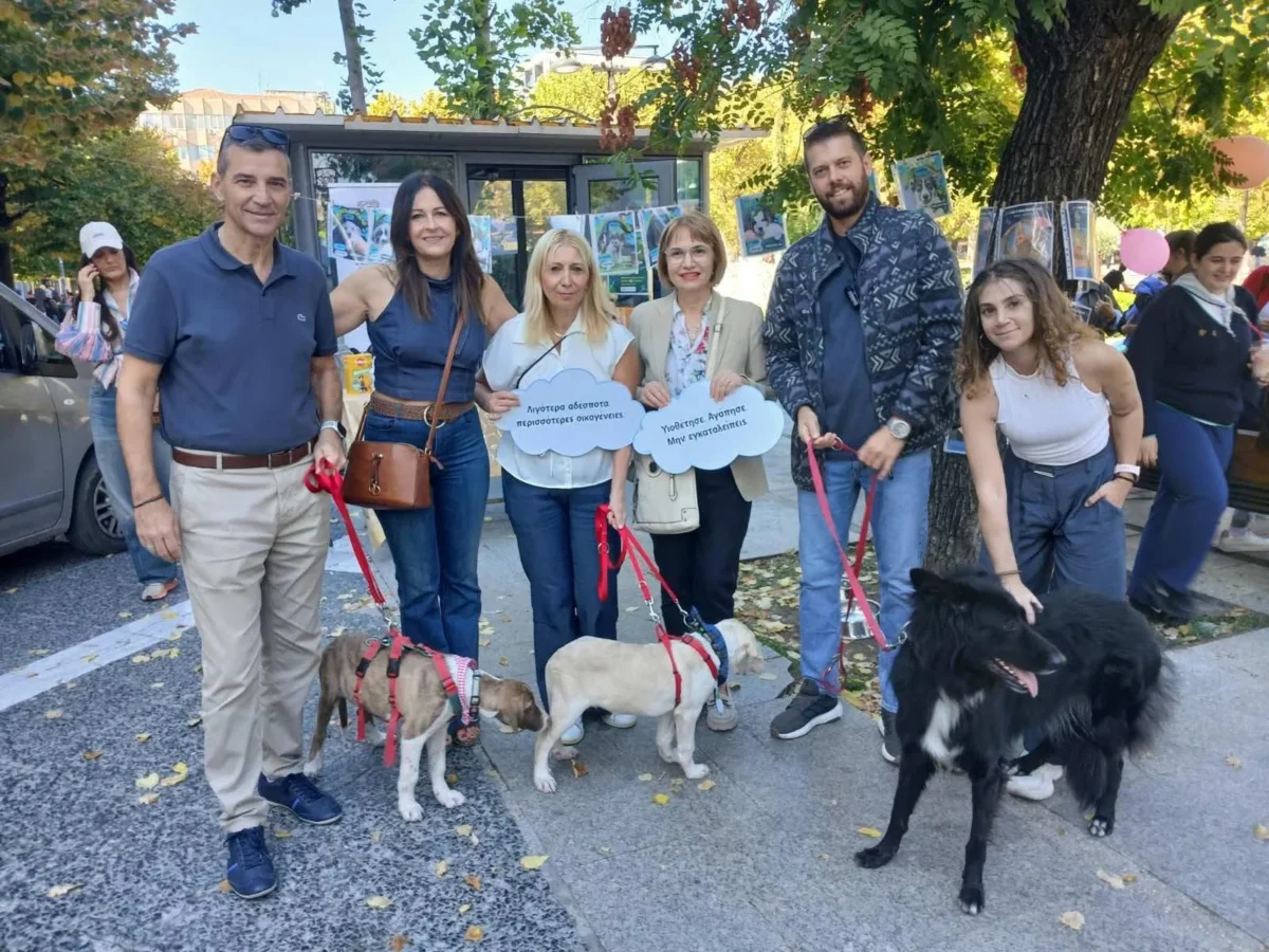 Στιγμιότυπο από την δράση ευαισθητοποίησης στην Κεντρική Πλατεία με αφορμή την Παγκόσμια Ημέρα Ζώων.