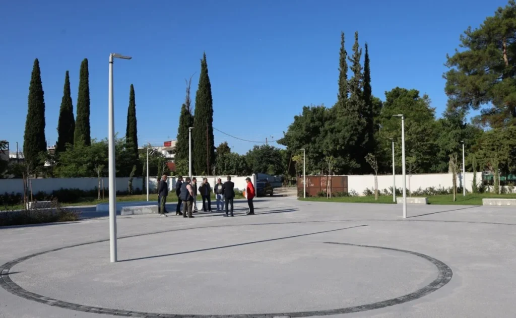 Στιγμιότυπο από την επίσκεψη του Δημάρχου στον χώρο όπου θα δημιουργηθεί το Πάρκο Μνήμης και Ιστορίας, στο Παλαιό Κοιμητήριο Λάρισας
