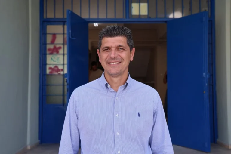 Ο Αντιδήμαρχος Τεχνικών Υπηρεσιών, κ.Χρήστος Τερζούδης μπροστά από είσοδο σχολείου.